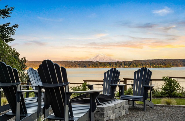 Waterfront Home w/views, outdoor dining & fire pit