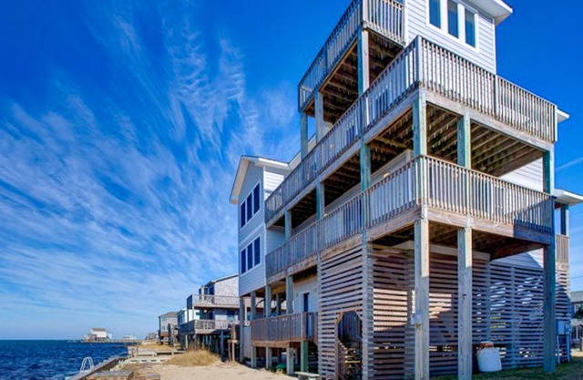 Waterfront home with private hot tub, sound access & fast WiFi - 2 dogs OK
