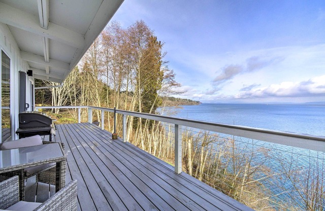 Waterfront Kingston Getaway on Puget Sound!