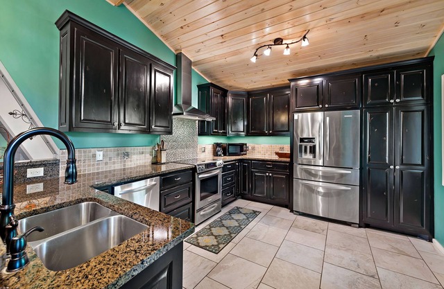 Waterfront Lake James Bungalow actualizado con preciosas terrazas al aire libre y muelle privado