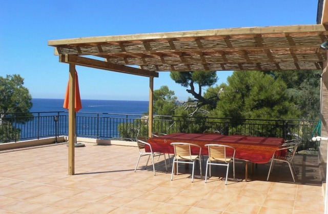 Waterfront level 7 people, direct access to the sea in 1 min