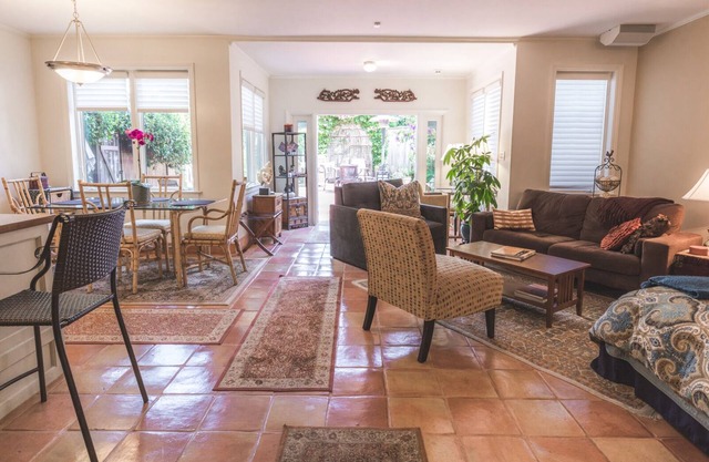 Frente al Marina- Una de Unidad Jardín Kind, Amplio, Top-rated!