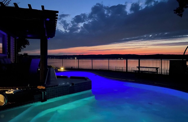 Waterfront: Panoramic Views/ Pickleball coming soon/Hot Tub/ Pool/Sleeps 16
