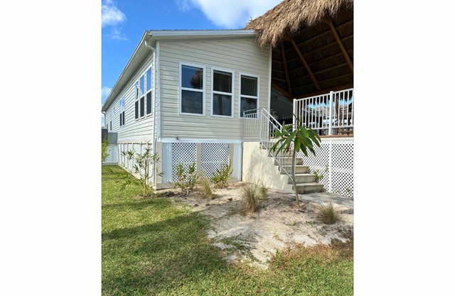 Waterfront Paradise w/ Tiki Hut and just Minutes from Riviera Restaurant