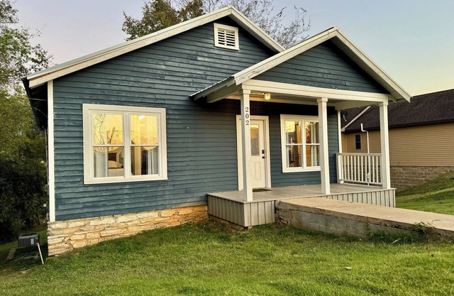 Waterfront Private Retreat - Near Downtown