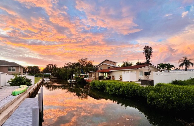 Waterfront retreat with kayaks, walk to the beach