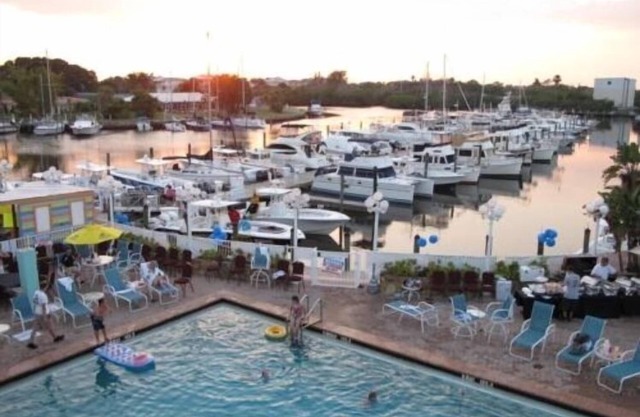 UNIDAD DE ESTUDIO FRENTE AL MAR 107 en el Ramada Inn Sara Bay Marina 7150 N Tamiami Tr