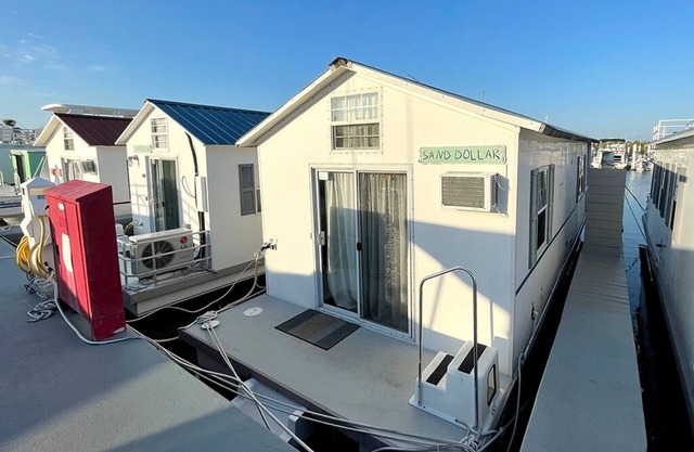 Vista del atardecer frente al mar en el Aqua Villa Sand Dollar @ Mangrove Resort LLC