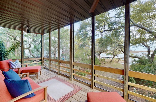 Waterfront Timbercreek Condo w/Screened Porch, Steps from Pool+Dock, Bikes, Kayaks, BHI Club w/Golf