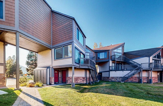 Waterfront townhouse with dock & mountain view - close to skiing, hiking & beach