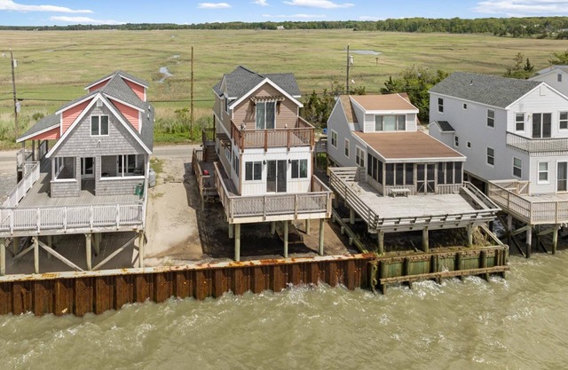 WATERFRONT 2 bedroom 1.5 bath Pet Friendly Cottage sleeps 6