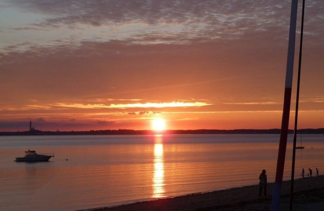 Waterfront-View Studio #21 · Deck, Parking & Free Shuttle to P-Town