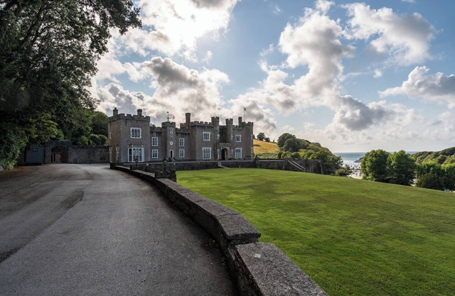 WATERMOUTH CASTLE, SOUTH COURT APARTMENT, pet friendly in Ilfracombe