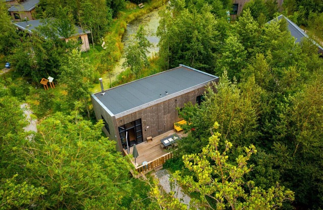 Lakefront Nature House in Friesland: Blaupoatsje