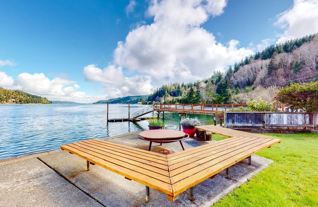 Waterside home with 4 bedrooms - outstanding access to Hood Canal & attractions