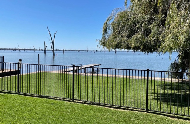 Waterside Mulwala waterfront house with small boat ramp and jetty