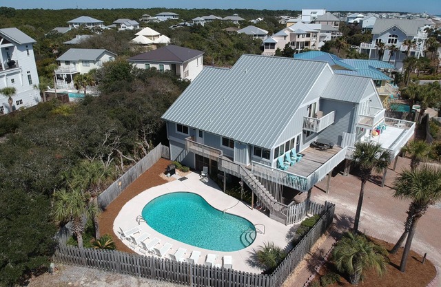 “Waterside Wave” - Gulf Trace - Private Pool - Sleeps 14 - 100 Steps to the Gulf - EV Charger -