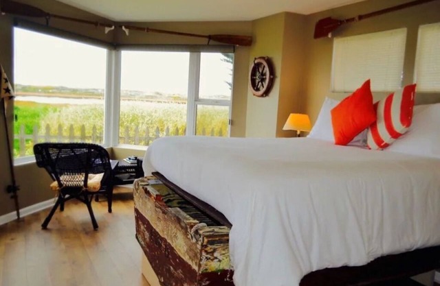 Habitación BoatHouse con ducha doble con vistas al agua.