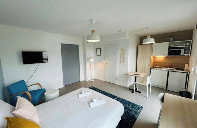 We Live In R - Suite 401