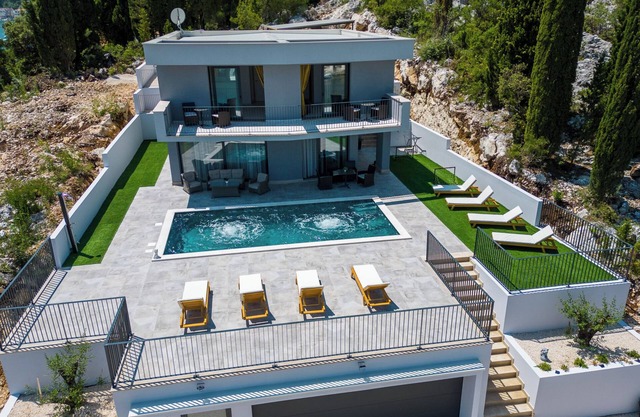 We offer amazing villa for 8 person with private boat space, pool and garage