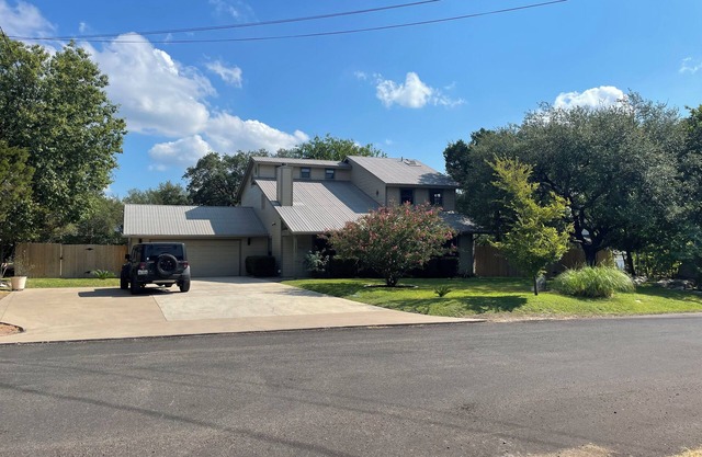 WELCOME TO CASA-LOLA A 4-bedroom house in Austin with WiFi, AC. Relax and unwind