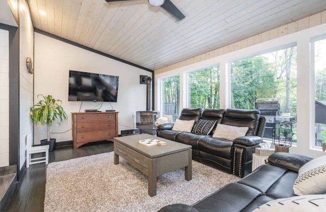 Welcome to Chalet Noir! Waterfront cottage less than 90 mins from Toronto.