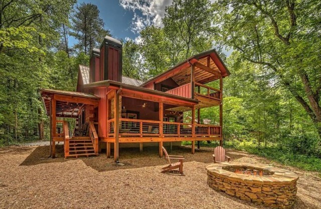 Welcome to cozy Snug Cove Creekside Cabin located just outside Blue Ridge, GA!