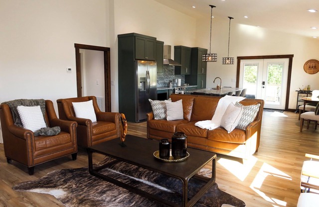 Welcome to FarRhode Stable! A new, charming, 3 bedroom, 2-bathroom luxury condo perched above a beautiful barn. You will feel like a true Kentuckian with the gorgeous views of horses, cattle, donkeys, & even ducks! Book now for a perfect stay!