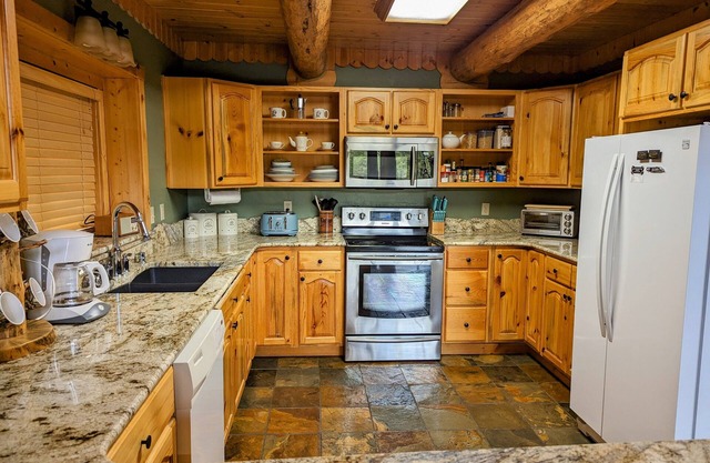 Welcome to Maggie's Cabin-Rexford home sleeps 7 with boat rental also available