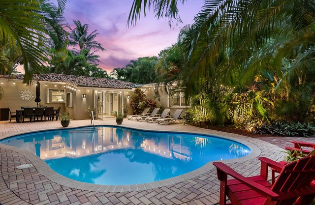 ¡Bienvenido a Palm Terrace, un paraíso tropical con espacios amplios y privados!