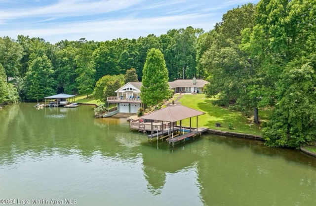 Welcome to Samantha Place Retreat on beautiful Lake Martin !! 6 Br/4Ba