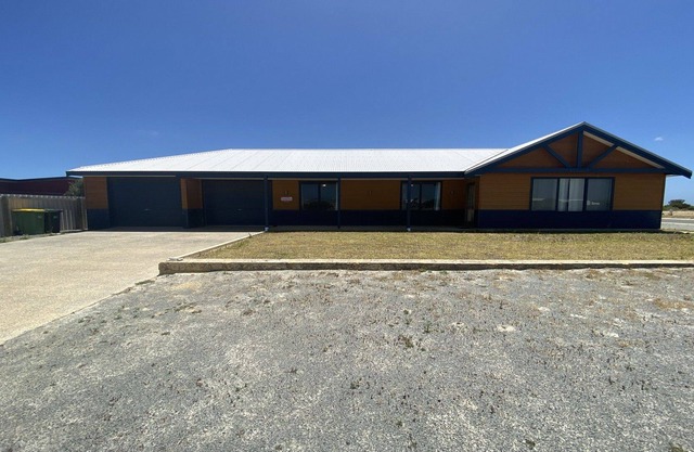 Welcome to South Bay Haven! Situated in beautiful South Bay Green Head. This home is ideal for a rel