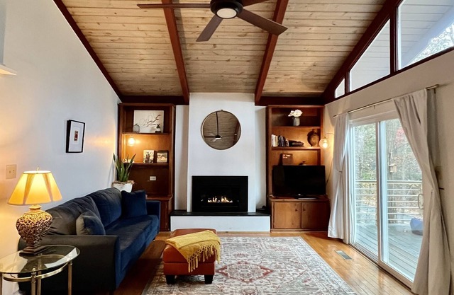 Welcome to the Acorn Cottage minutes from Biltmore & Asheville attractions!