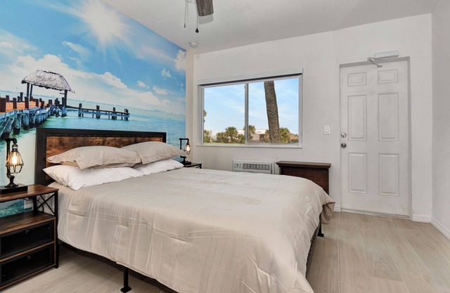 Studio suite Queen bed kitchen walk in shower #5