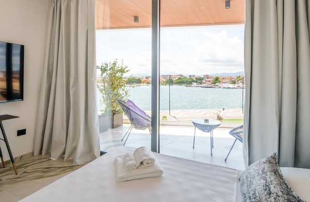 Welcomely - Deluxe Room - Charles Aznavour