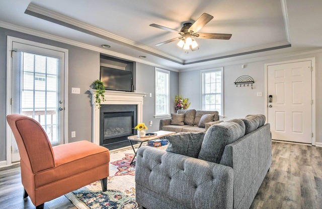 Welcoming Abode w/ Yard ~ 1 Mi to Dtwn Apex!