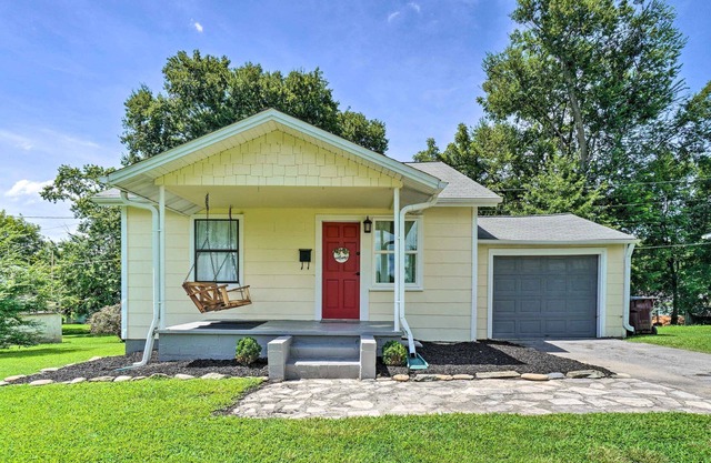 Welcoming Alcoa Cottage w/ Mountain Views!