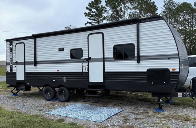 Welcoming RV-sleeps 4-6! Brand new!