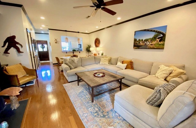 West End Townhouse steps from Main St & Falls Park, Shopping, Dining, Stadium