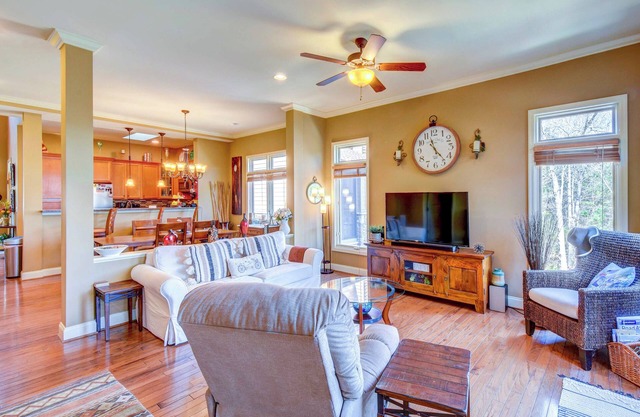 ¡NUEVO! Lakefront 3BR West Unión Townhome w / Patio!
