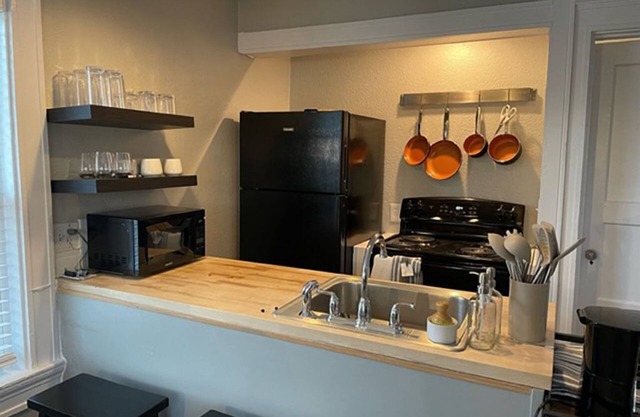 Westport/Mid City 2 bed 1 bath haven with lots of natural light