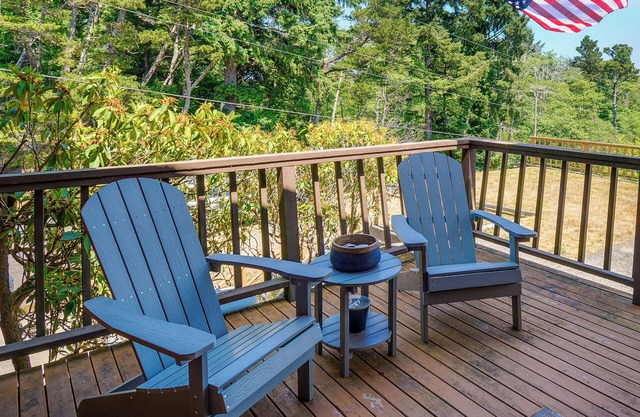 Westport Retreat w/ Pool Table: Walk to State Park