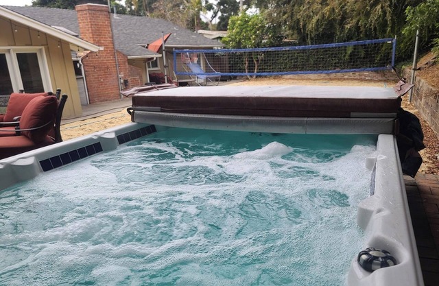 Westside Retreat w/Yard, Grill, Hot Tub, Near Sofi Stadium, LAX, and the Beach