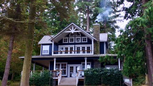 Westside Waterfront View Home - AvantStay Hot tub