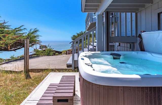 WhaleWatch~Scenic Coastal Retreat Perfect for Families, WiFi/HotTub/GmRm/Pup