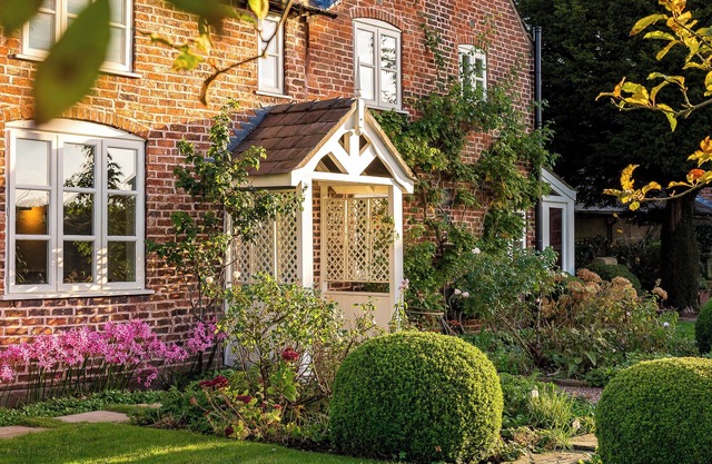 WHEELWRIGHTS COTTAGE, pet friendly, with open fire in Tarporley