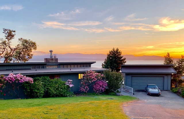 Escapada moderna a orillas del mar en la isla de Whidbey: vistas épicas !!