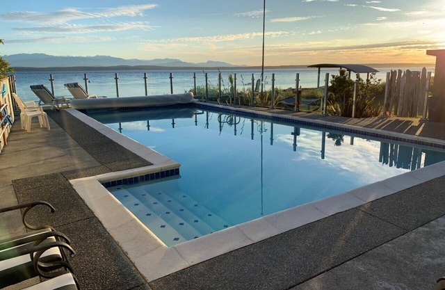 El mejor compuesto de lujo frente al mar de Whidbey: playa de arena al oeste sin banco