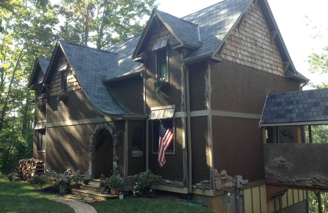 Retiro caprichoso de montaña con magníficas vistas y privacidad.