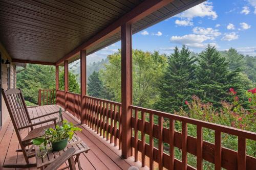 Whispering Pines - Spectacular Views & Hot Tub home